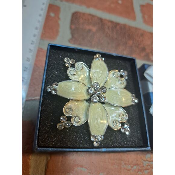 Alilang brooch White Flower - Picture 3 of 3